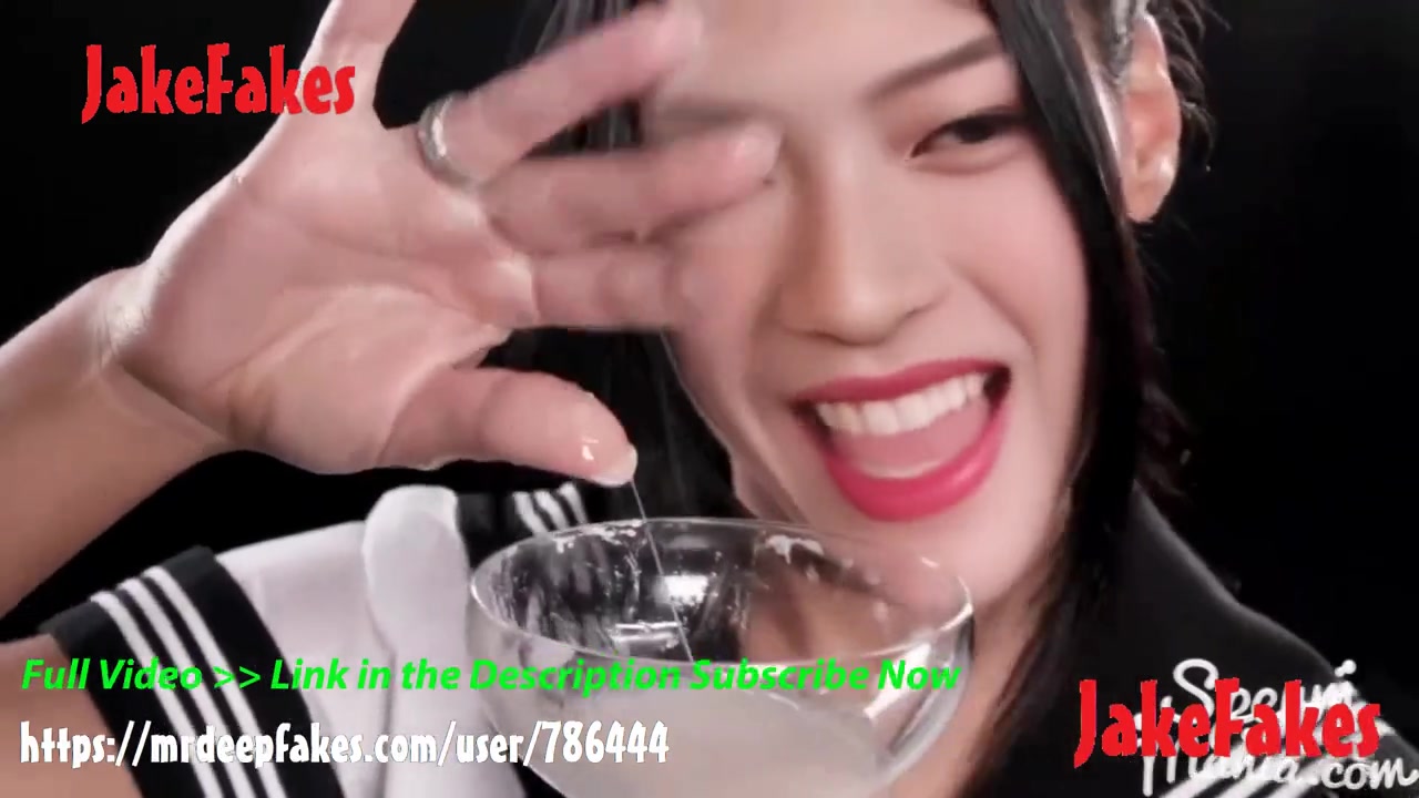 Hanni meets and greets her fans